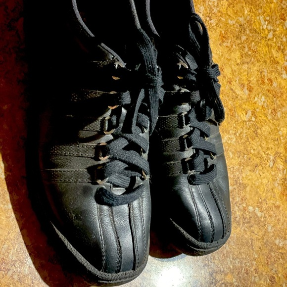 K Swiss all black women’s sneaker. Size 5 - Picture 2 of 2